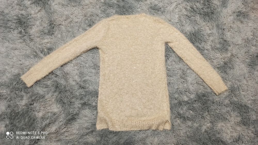 Piękny elegancki sweter z cekinami mieniący