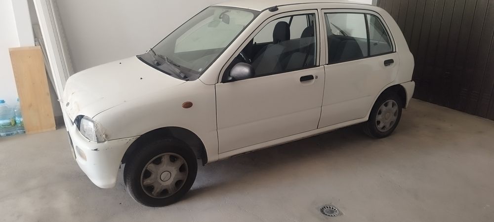 Dois Subaru vivio um de 94 azul e um branco de 97, clássicos raros