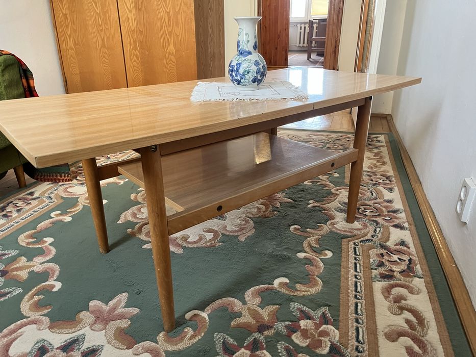 Niski stolik w bardzo dobrym stanie.