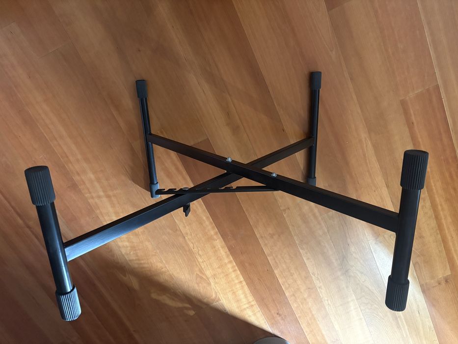 Teclado Yamanha com suporte