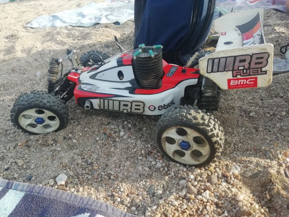 Vendo carrinho a gasolina so falta o motor de resto tem tudo.