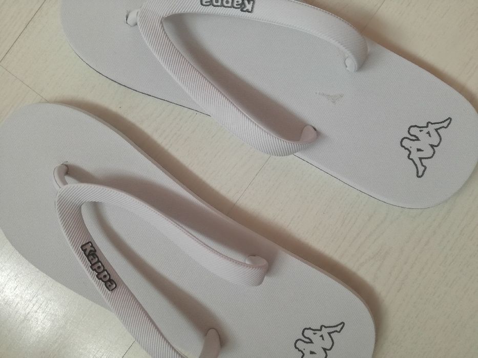 Białe klapki kappa
