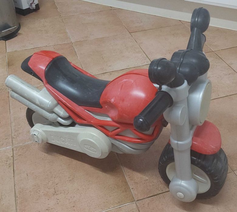 MOTA CRIANÇA BRINCAR,EXERCITAR o EQUILIBRIO. Casa Rua Jardim Terraço Infantário.