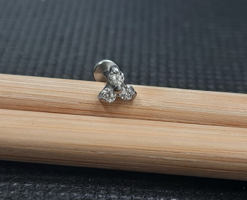 Титанові лабрети в асортименті