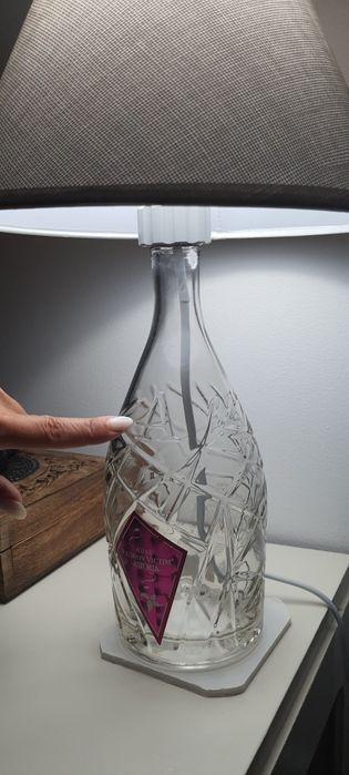 Candeeiro de mesa em  garrafa.