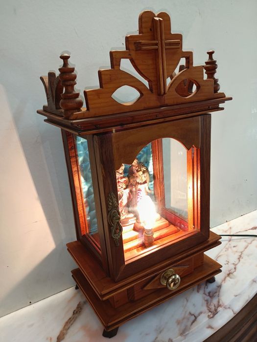 Belíssimo oratório em madeira maciça feito artesanalmente com sagrada