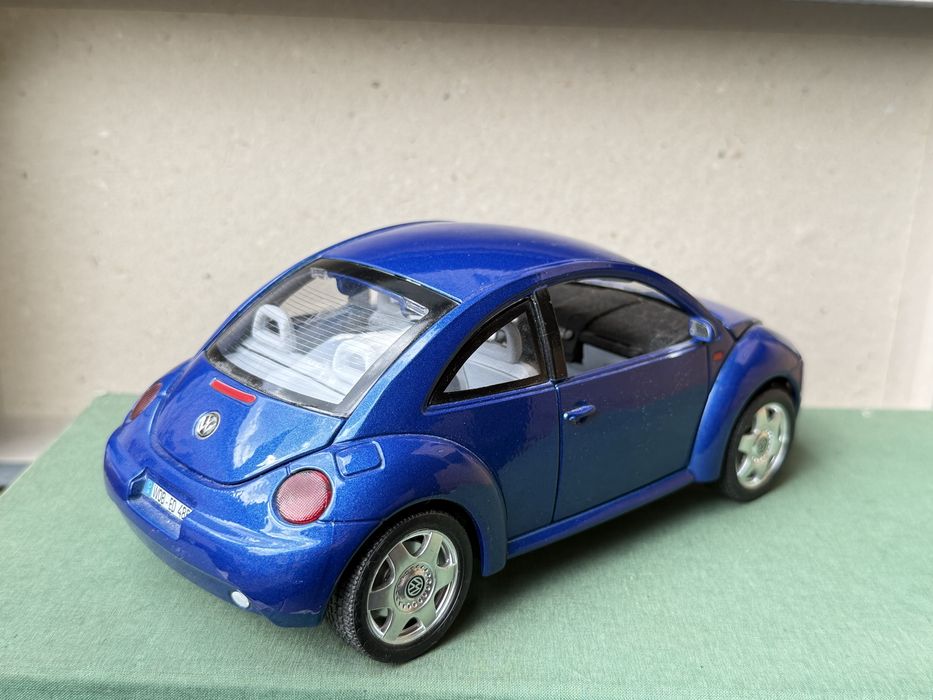 Volkswagen New Beetle 1:18 niebieski