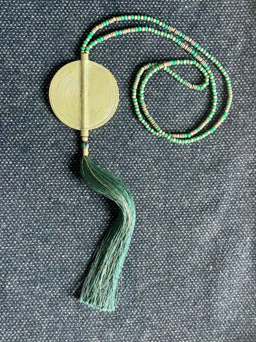 Colar com pendente em latão em estilo tuaregue