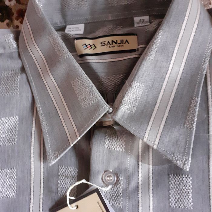 Продам рубашку белую размер по вороту 41 длина 78.5см под руками 118