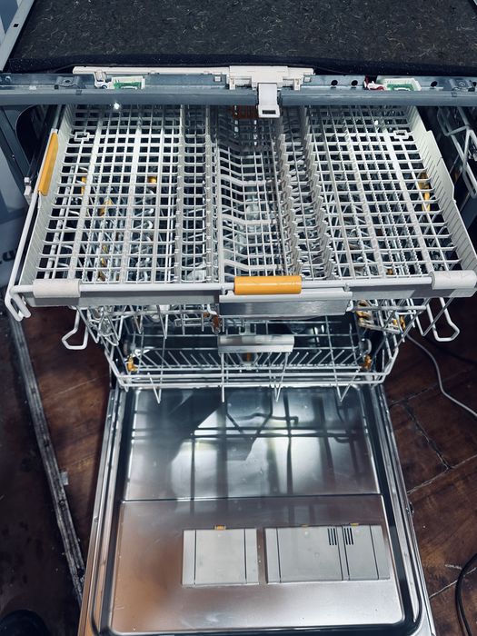 Посудомийна машина Miele