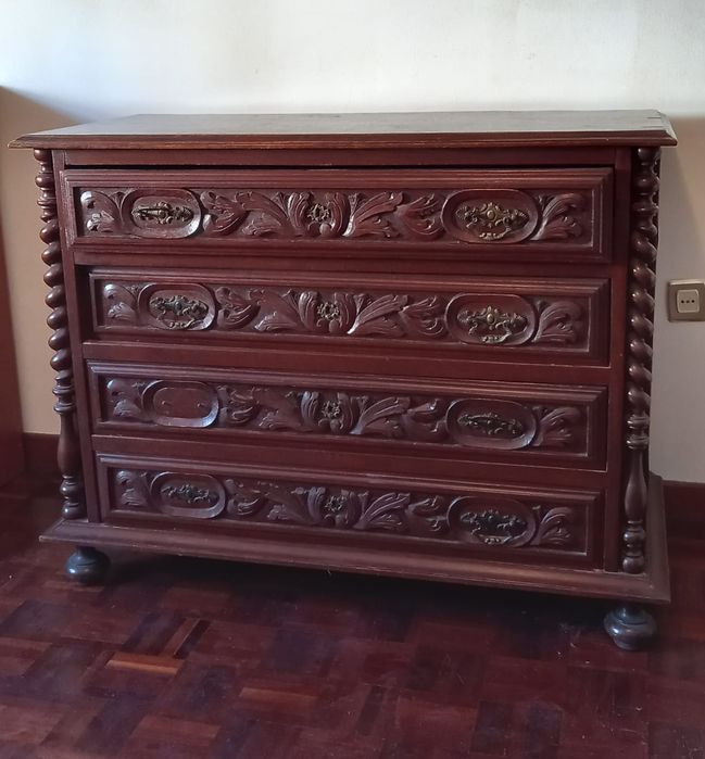 Mobilia antiga de madeira