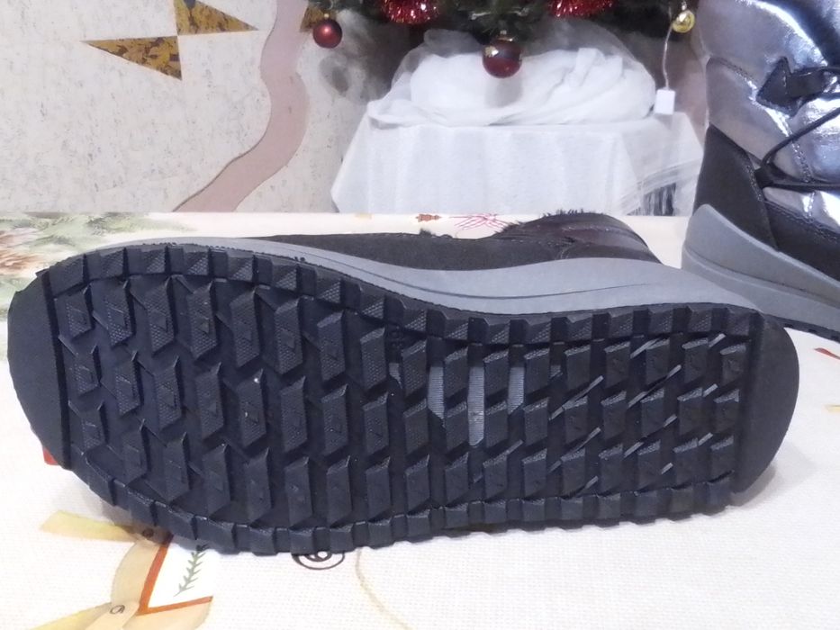 Дутики сріблясті, 39 розмір, нові, на овчині 25см  устілка