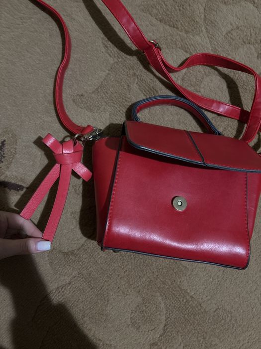 Маленьа червона сумка