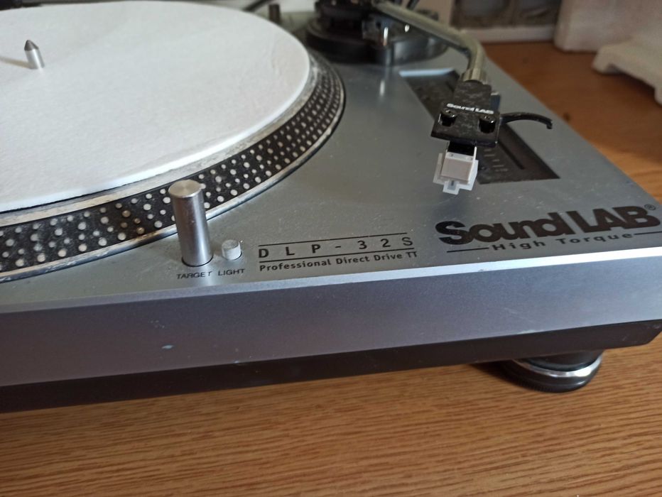 Material dj , gira discos e mesa de mistura