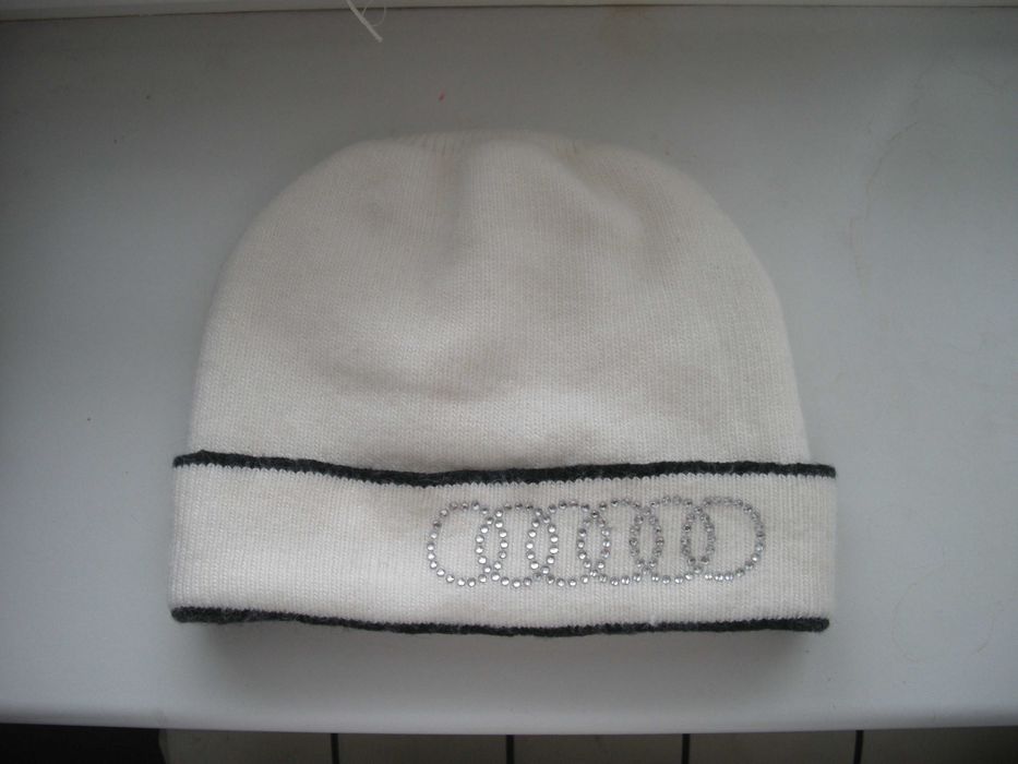 жіноча шапка молочного кольору зі стразами