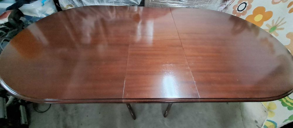 Mesa oval extensível de madeira