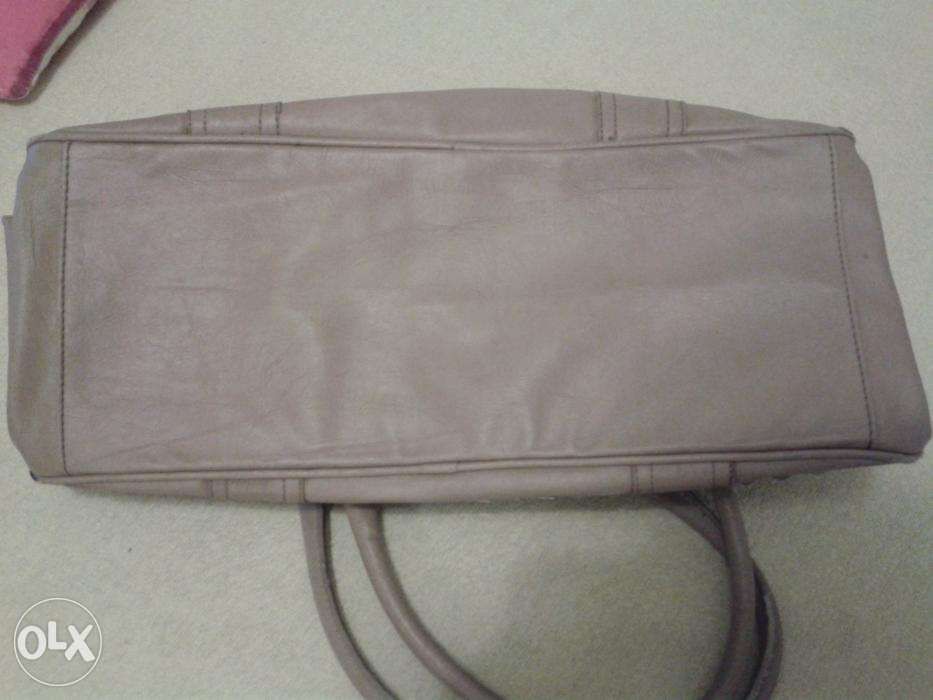 Beżowa torba zniszczona