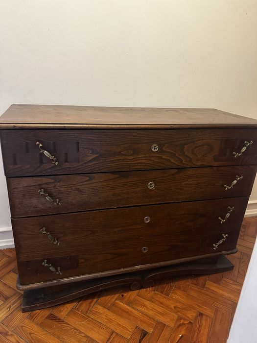 Cama com colchão e comoda