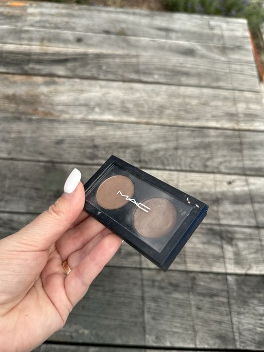 Dwa cienie do brwi paletka brązowych cieni mac