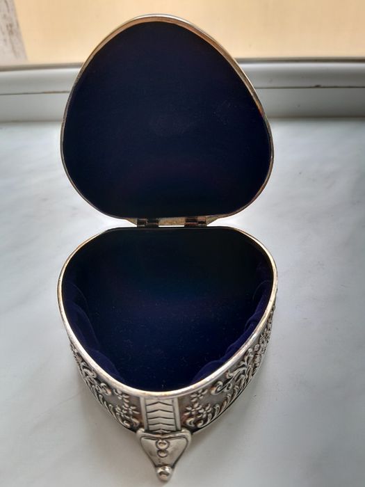 Шкатулка металева.