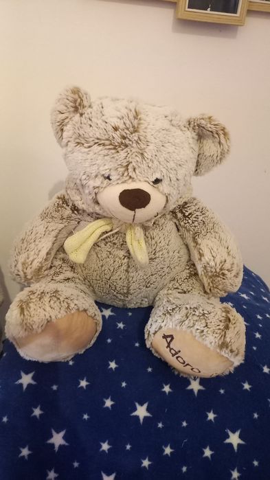 Urso de peluche tamanho médio e a dizer adoro- te