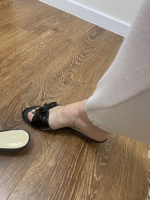 Босоніжки лакові чорні