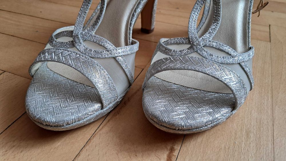 Sandały na obcasie buty damskie Menbur rozm 38 srebrzyste