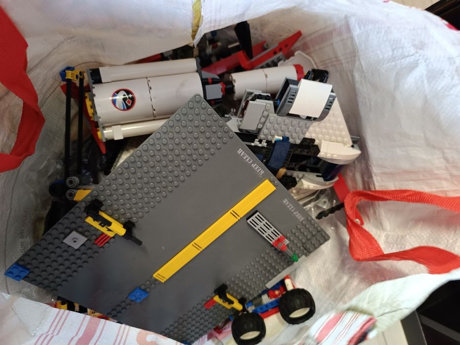 Lote LEGO 2.7kg - Space Centre + Monster Fighters Hearse + 2 Saquetas S10