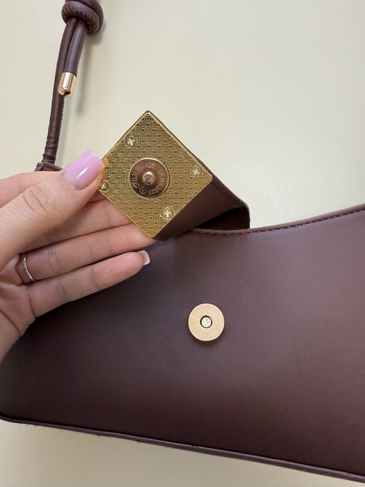 Стильна коричнева сумка з золотистою фурнітурою