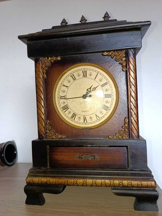 Relógio de Mesa Clássico em Madeira