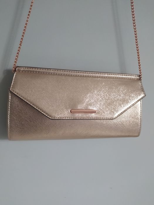 Mała torebka w kolorze złotym, kopertówka, na łańcuszku Primark