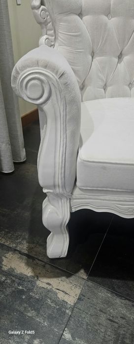 Conjunto de poltronas em madeira robustas