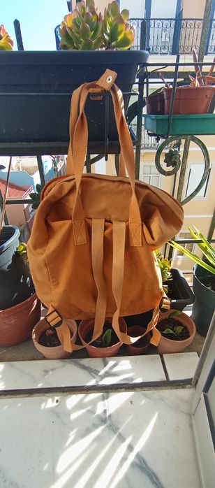 Mochila laranja 10€
