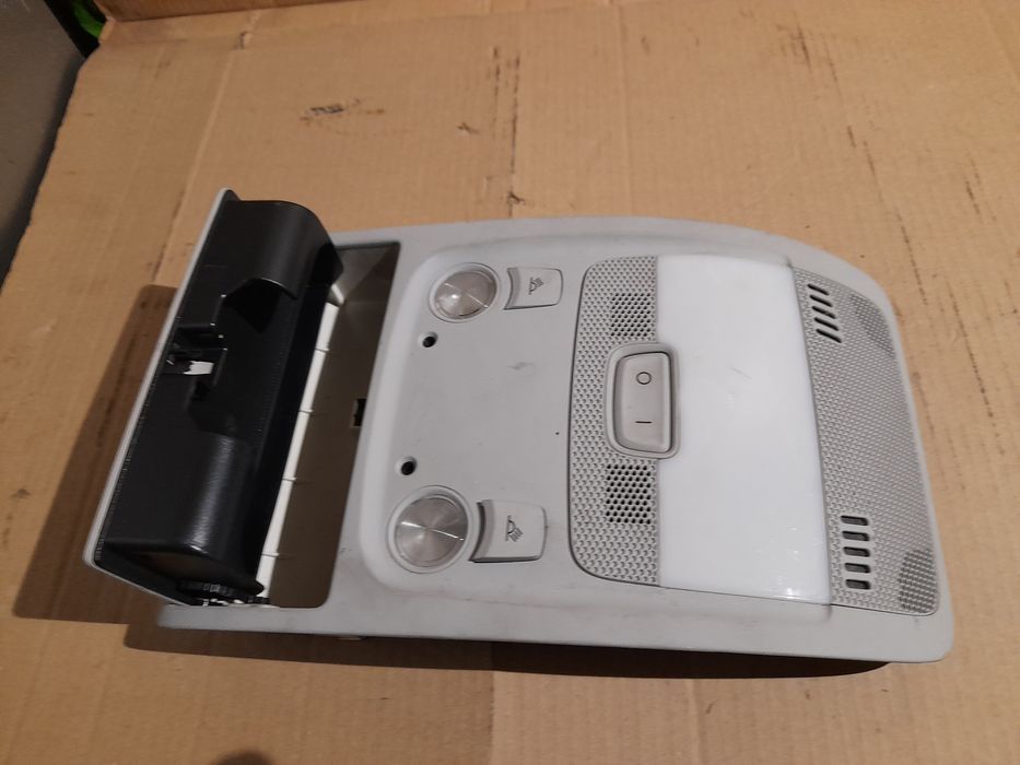 Lampka oświetlenie kabiny Audi A4 B8 lift 8T0.947.135 BE schowek