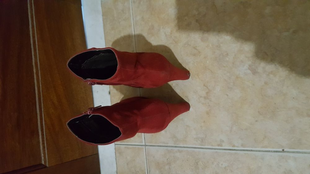 Botas compensadas vermelhas