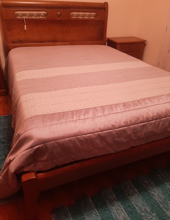 Cama casal 190x 140 como nova , 1 cómoda e 2 mesinhas cabeceira.