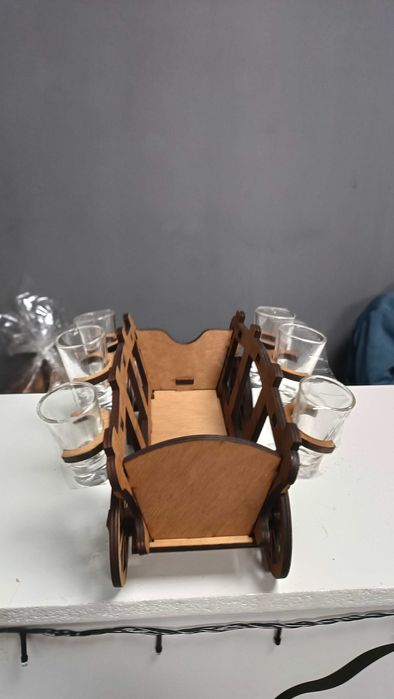 Дерев'яний сувенір у вигляді возика