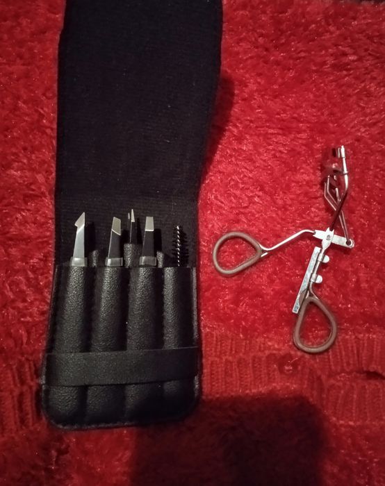 Набір пінцетів, щіточка і щипці для вій