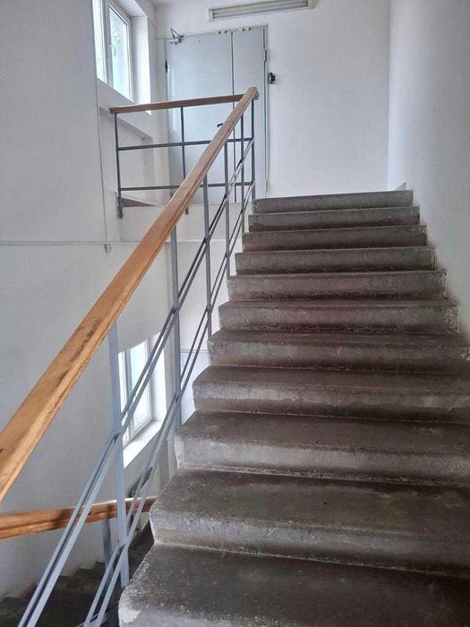 Оренда торгово-офісних приміщень площею 1400 м2 в р-ні вул. Ріпкінська