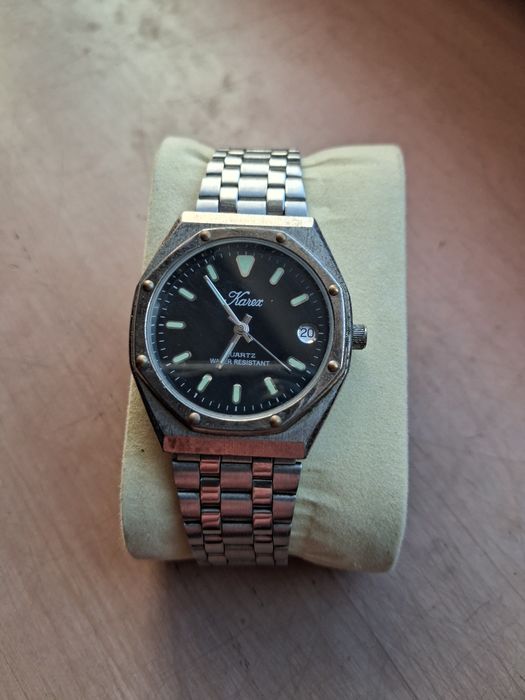 zegarek marki Karex z kwarcowym mechanizmem i datownikiem