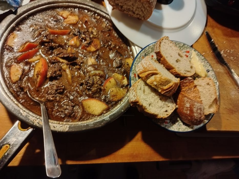 Danie gotowe - Wątróbka w sosie z cebulą smażoną, tymiankiem i jabłkie
