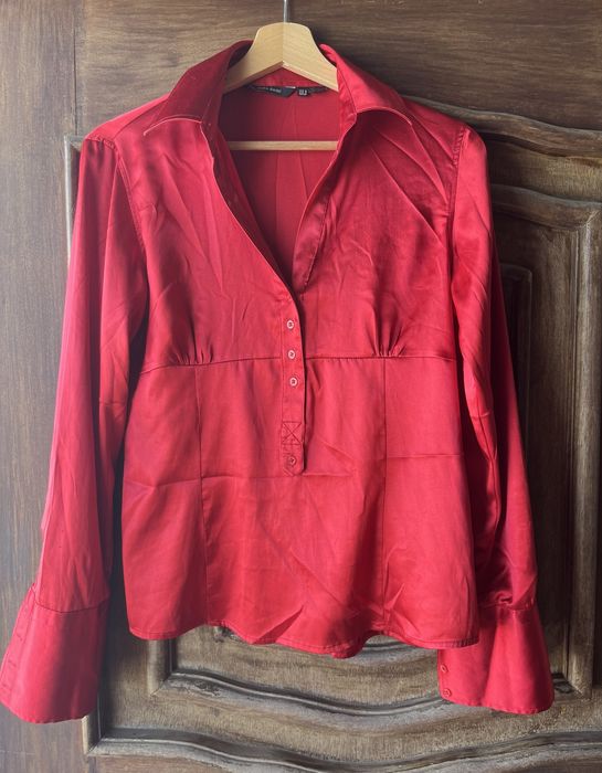 Blusa vermelha em CETIM.