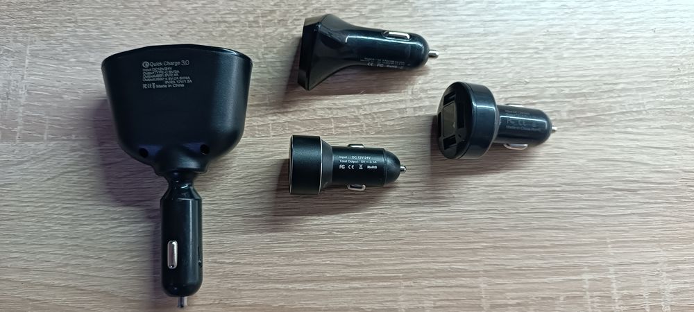 Автомобільний зарядний пристрій