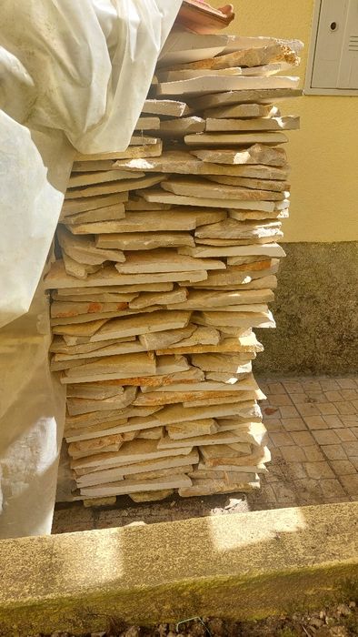 pedra rústica de cor beje