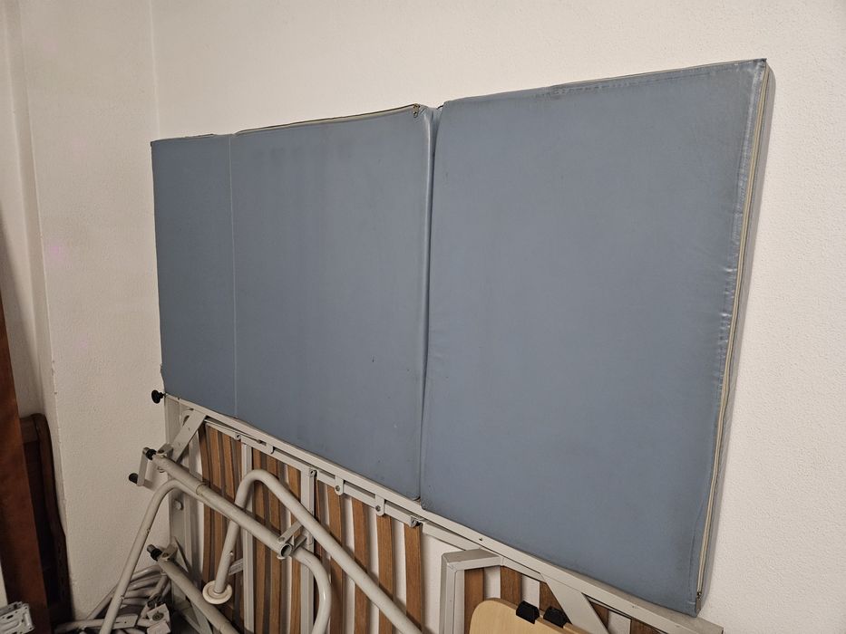 Cama articulada 190 x 90 cm, estrutura de metal, estrado ajustável em 3 zonas, com colchão