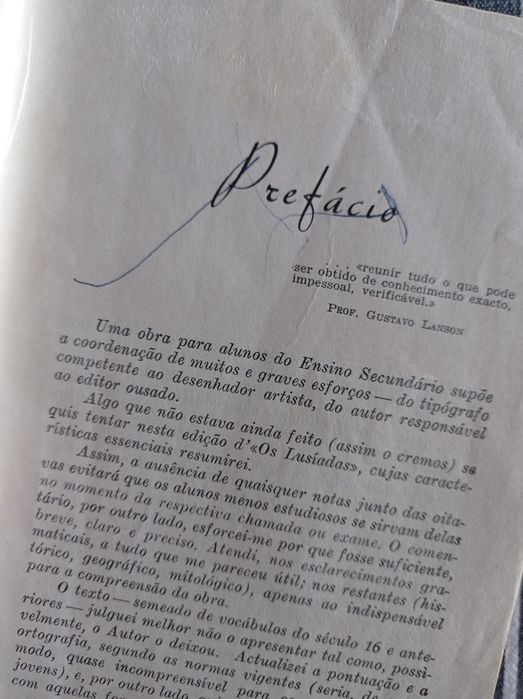 Livro antigo de " Os Lusíadas" para estudantes