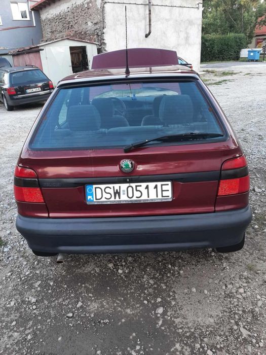 Skoda Felicja sprawna opłaty dwa komplety kół