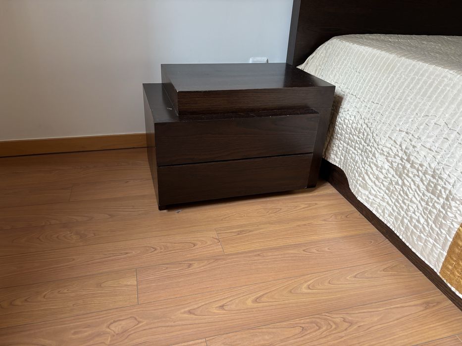 Quarto cama e mesas cabeceira