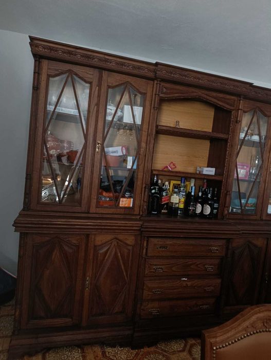 Guarda loiça  e mesa con cadeiras