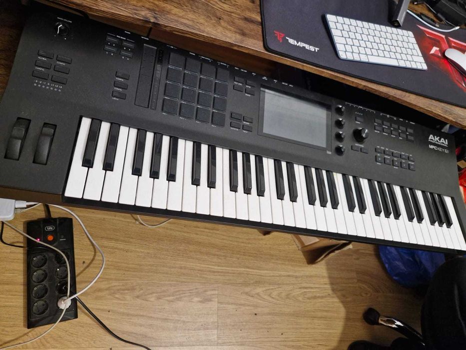Akai MPC Key 61 com TODOS os plugins/pacotes de expansão. Pouco uso.